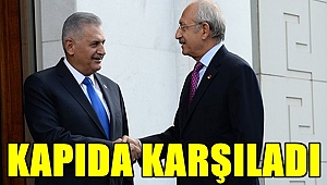 Kapıda Karşıladı