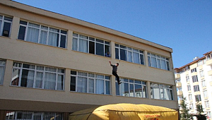 Öğretmen derste 2.kattan atladı