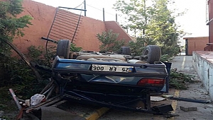 Okulun bahçesine otomobil uçtu