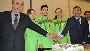 Şampiyonlara pastalı kutlama