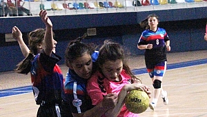 Hentbolda sevinç de, hüzün de Gebze'nin