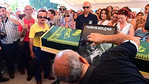 Harun Kolçak'ın tabutu başında selfie