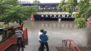 İstanbul'da sağanak tüm trafiği etkiledi