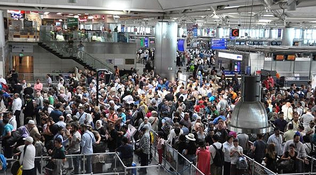 Atatürk Havalimanı'nda tatil yoğunluğu başladı
