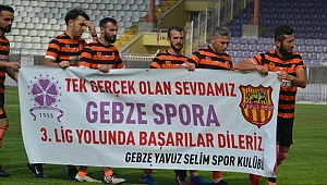 Ayakta alkışlanan pankart!