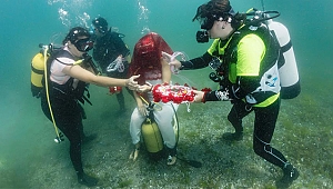 Kına gecesini su altında yaptılar