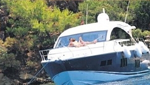 Mustafa Sandal'ın teknesi kayaya çarptı