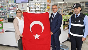 Başkan Köşker’den esnaflara bayrak hediyesi