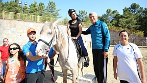 Heyecanlarına ortak oldu, Ata binmelerine eşlik etti