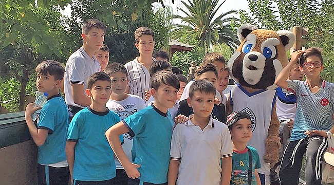 Minik güreşçiler hayvanat bahçesini gezdi