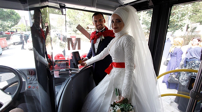 Tanıştıkları otobüs, düğün araçları oldu