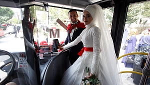 Tanıştıkları otobüs, düğün araçları oldu