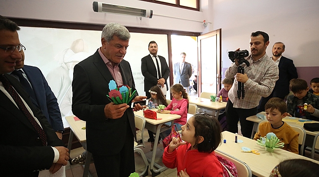 Başkan minik dostlarıyla bir arada