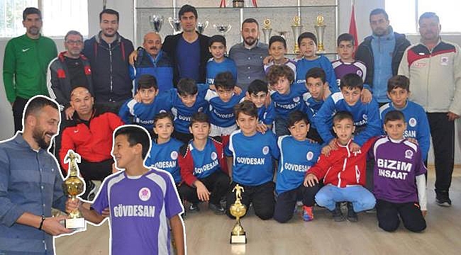 Kupayı adaşından aldı, müzeye koydu!