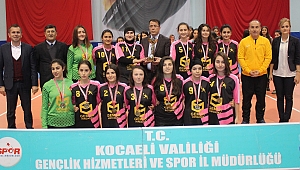 Şampiyon Darıca Deniz Yıldızları kupasını aldı