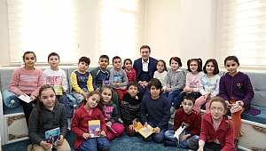 Başkan Demirci, öğrencilerle kitap okuma etkinliğinde