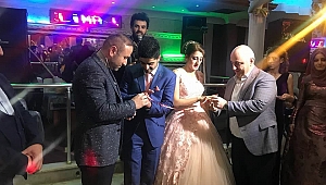 Bıyık ve Gür genç çiftin nişan yüzüğünü taktı