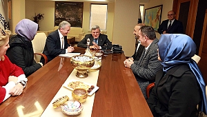 “Öğretmen hayatı anlatan yol gösterendir’’