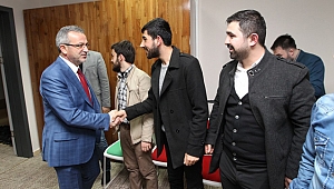 Köşker gençlerin yanında