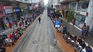 Caddeye dizilip kitap okudular