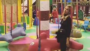 Çocuklar Çağla Şıkel'i yordu