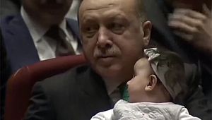 Erdoğan'ın bebek ile ilgilenmesi kameralara yansıdı