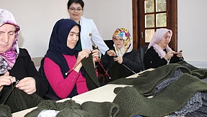 Görme engelli kadınlar Mehmetçik için örüyorlar