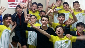 Ağabeylerinin izindeler!