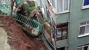 Duvar 5 katlı binanın üzerine yıkıldı