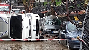 Duvar araçların üzerine çöktü