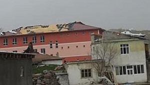 Erzurum’da fırtına çatıları uçurdu