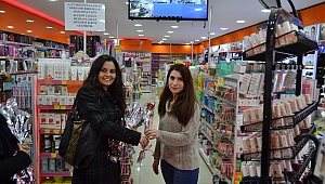 Esnafa karanfil uzattılar