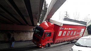 Köprüye sıkışan kamyon asılı kaldı