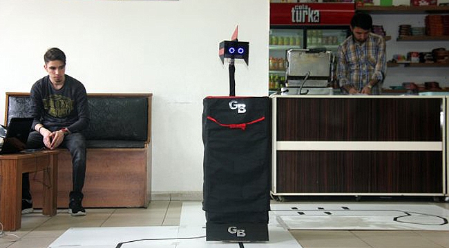 Liseliler garson robot üretti
