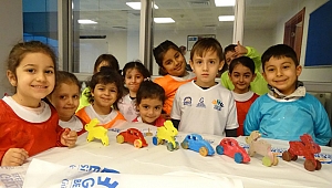 Oyuncaklarını kendileri boyuyor