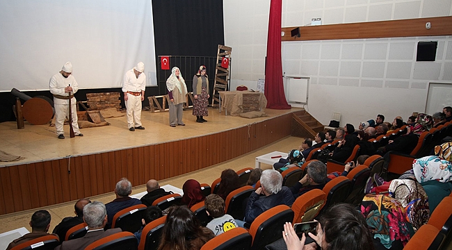 Torunlar, dede ve nineleriyle tiyatroda