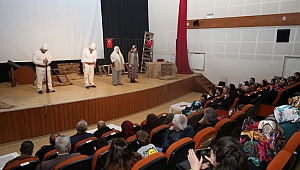 Torunlar, dede ve nineleriyle tiyatroda