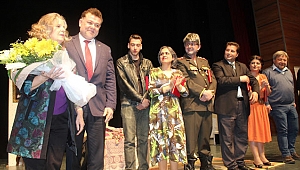 Yas-Der yaşlıları Aziz Nesin ile güldürdü