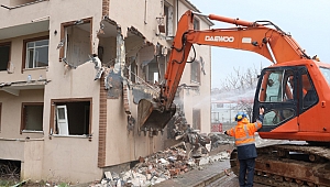 Yol çalışması kapsamında bina yıkımı başladı