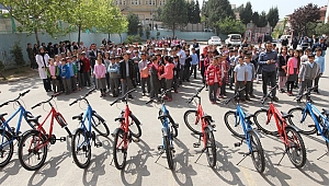 Başkan Köşker'den öğrencilere hediye bisiklet