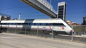 Demiryolu yaya köprüsü tamamlanıyor