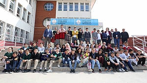 Filistinli çocuklar marşlarla, şarkılarla karşılandı