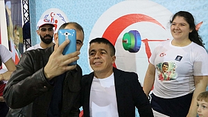 Halil Mutlu, 23 Nisan çocukları ile buluştu