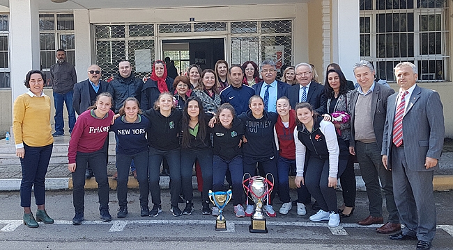 Hürriyet, dünya ikincisi kızları unutmadı