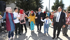 Güler ve Köşker özel çocukların yanında