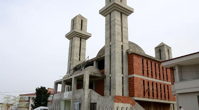 Kiliseye benzeyen cami yarıda kaldı