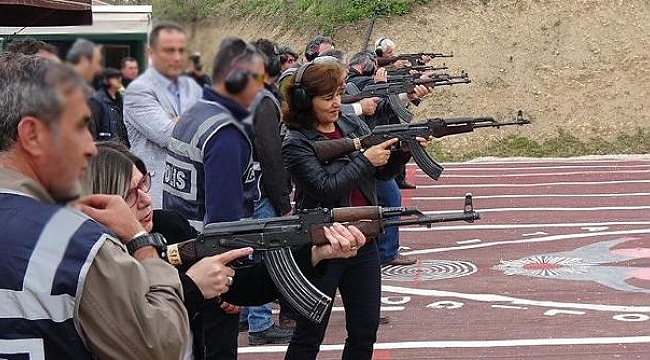 Muhtarlara kalaşnikoflu eğitim
