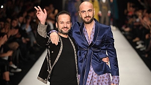 Soner Sarıkabadayı podyumda