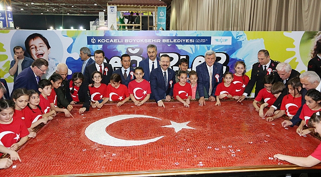 Türk Bayrağını 1920 çocuk tamamladı