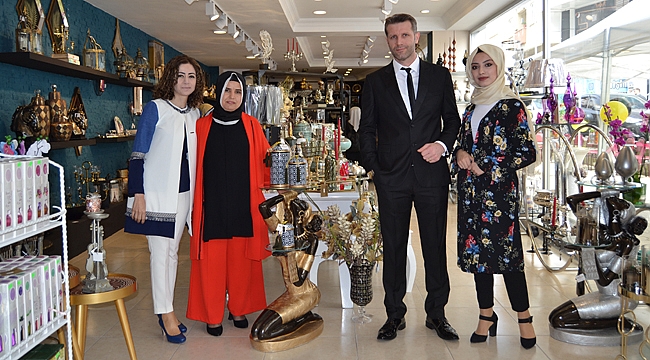 Vitrin Accessory bir yaşında